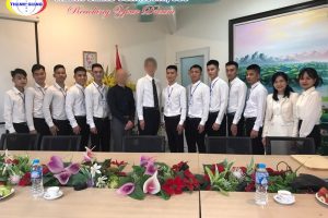 HAI HỌC VIÊN THANH GIANG ĐỖ ĐƠN BÌA CARTON VUI MỪNG KHI ĐƯỢC CÔNG TY NHẬT VỀ THĂM GIA ĐÌNH